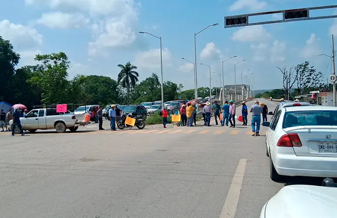 Habitantes de El Pujal bloquean la México-Laredo