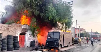 Incendio consume vulcanizadora en la avenida M&eacute;xico