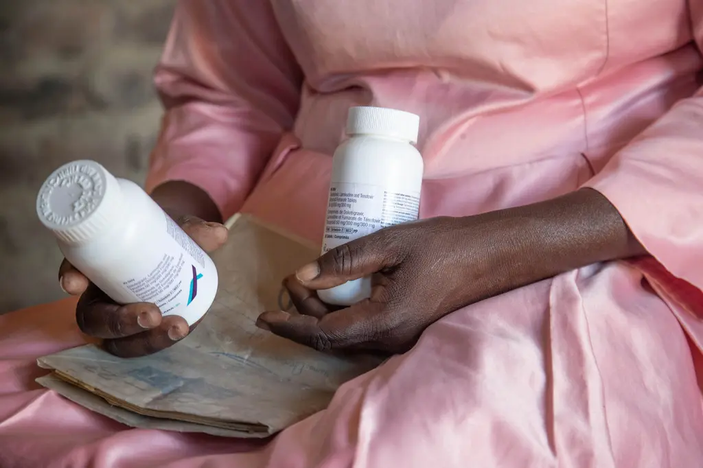 Informe amfAR: recortes de PEPFAR cierran clínicas y reducen servicios VIH