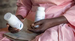Informe amfAR: recortes de PEPFAR cierran clínicas y reducen servicios VIH Informe amfAR: recortes de PEPFAR cierran clínicas y reducen servicios VIH