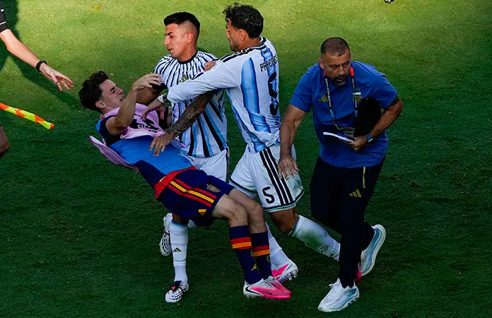 Investigará la FIFA trifulca al final