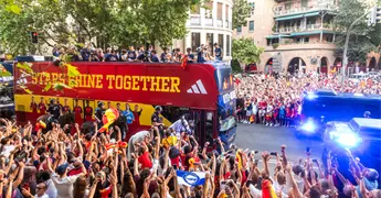 Millones de personas reciben a la selecci&oacute;n de Espa&ntilde;a campeona del Mundo de vuelta en casa