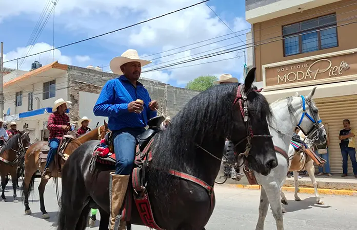 Realizan cabalgata por la Fundación