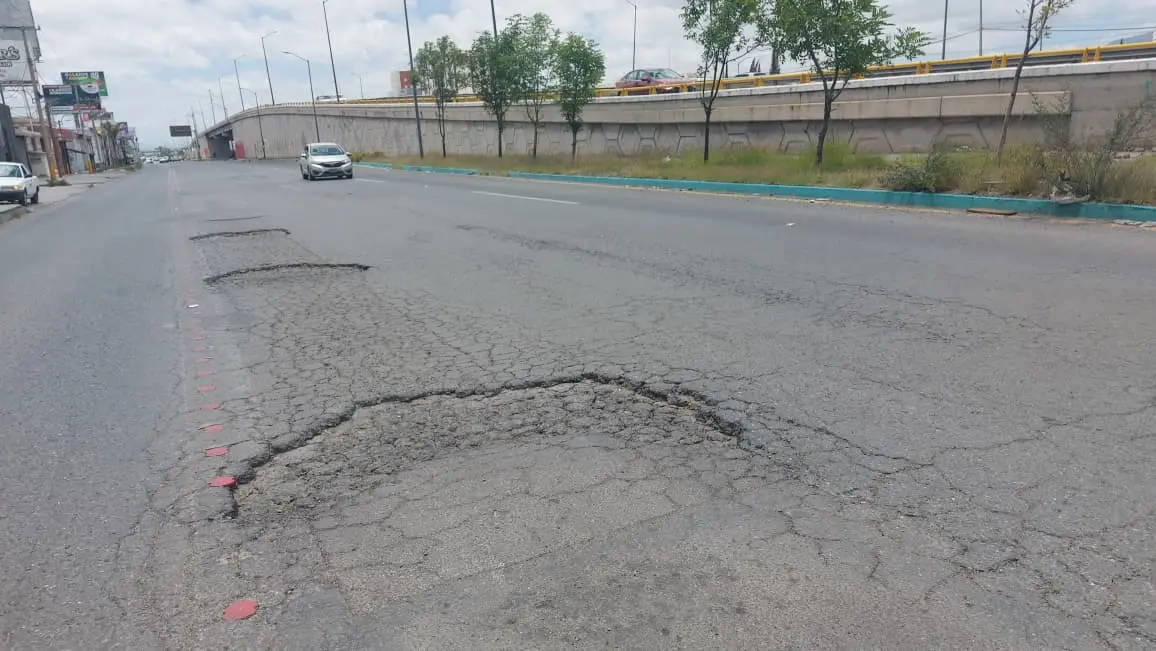 Reaparecen baches recién reparados en lateral de la 57
