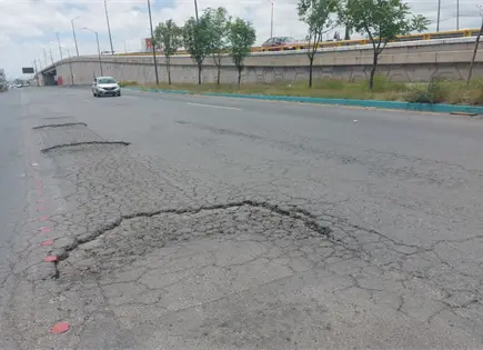 Reaparecen baches en la lateral de la carretera 57