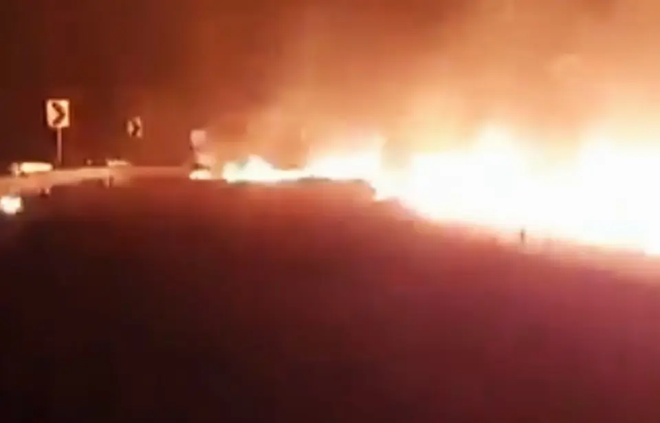Video | Explosión de pipa colapsa tráfico en carretera 57