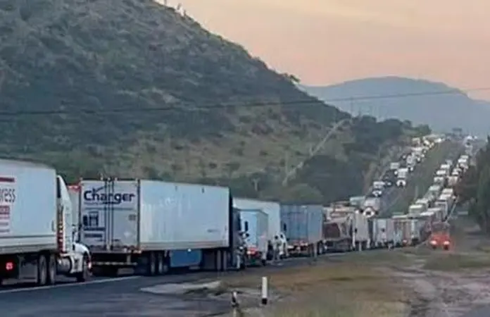 Volcaduras de tráiler y pipa paralizan la carretera 57