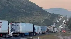 Accidentes de tr&aacute;ilers paralizan la carretera &acute;57