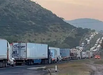 Volcaduras de tráiler y pipa paralizan la carretera 57 Volcaduras de tráiler y pipa paralizan la carretera 57