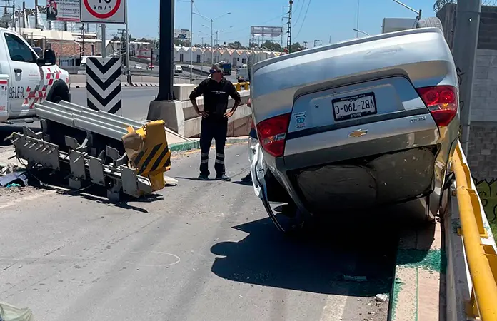 Auto choca y vuelca en bulevar Rocha Cordero