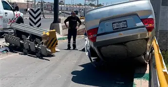 Auto choca y vuelca en bulevar Rocha Cordero