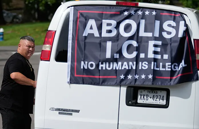 Frenan deportación de testigo de crimen