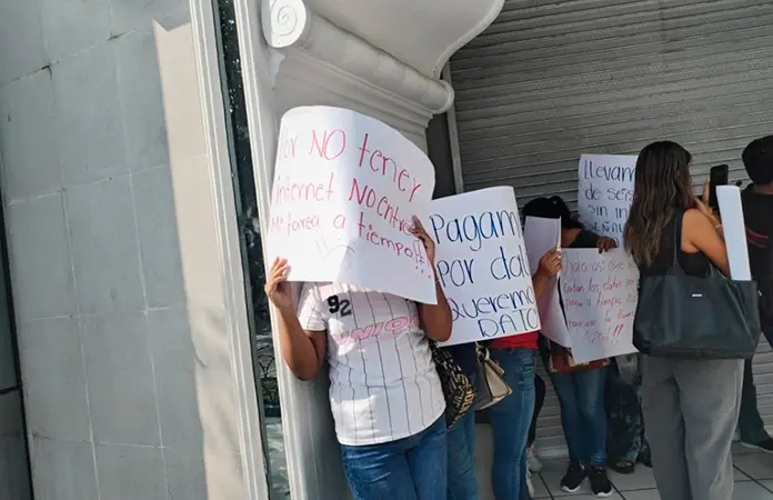 Indígenas bloquean Telcel