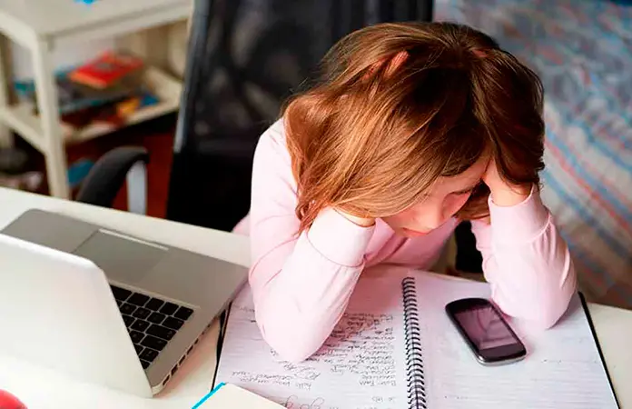 Prohiben redes sociales para menores en Francia