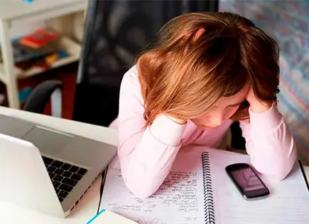 Prohiben redes sociales para menores en Francia