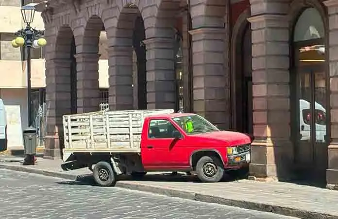 Se estrella camioneta contra el edificio Ipiña