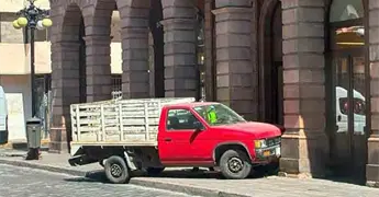 Se estrella camioneta contra el edificio Ipi&ntilde;a
