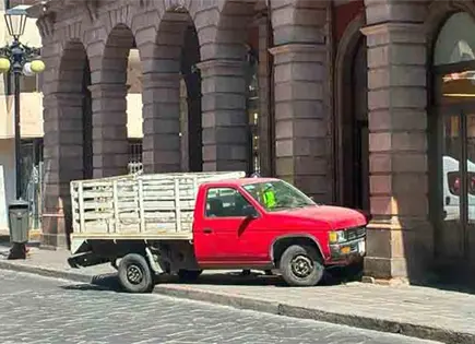 Se estrella camioneta contra el edificio Ipiña Se estrella camioneta contra el edificio Ipiña