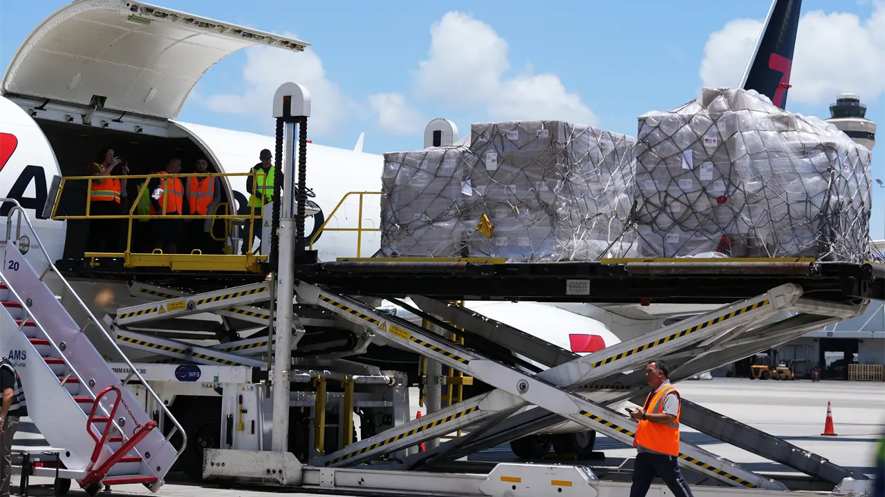 Vuelo de Estados Unidos lleva ayuda humanitaria directa a Cuba