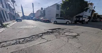 Sufren por enormes baches en avenidas de Rinconadas