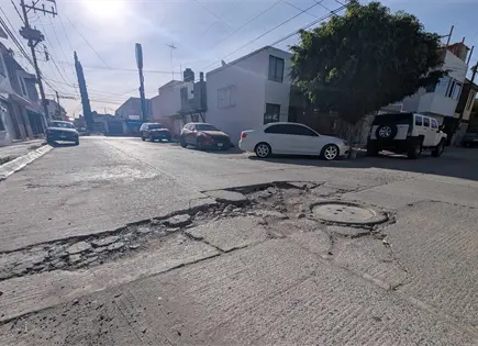 Sufren por enormes baches en avenidas de Rinconadas Sufren por enormes baches en avenidas de Rinconadas