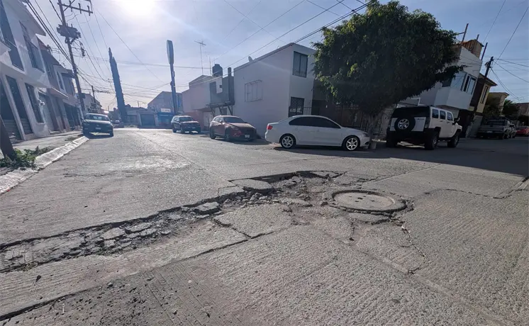 Sufren por enormes baches en avenidas de Rinconadas Sufren por enormes baches en avenidas de Rinconadas