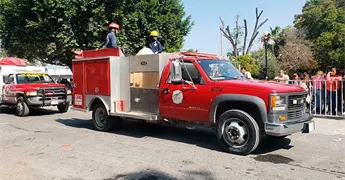 Bomberos limpian r&uacute;a llena de aceite