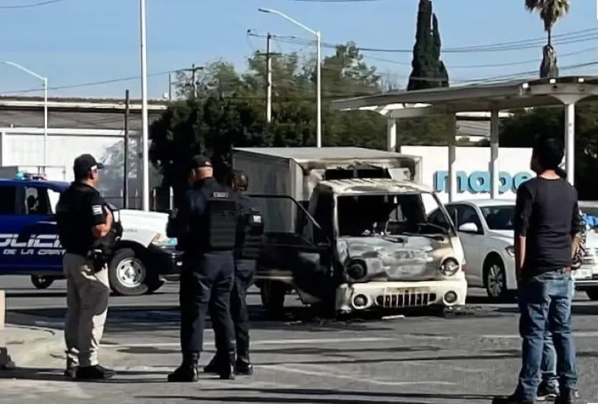 Camioneta de caja seca se incendia en la Zona Industrial