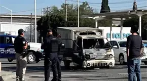 Camioneta de caja seca se incendia en la Zona Industrial