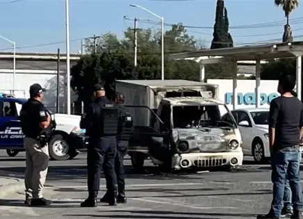 Camioneta de caja seca se incendia en la Zona Industrial Camioneta de caja seca se incendia en la Zona Industrial