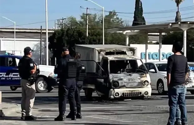 Camioneta de caja seca se incendia en la Zona Industrial Camioneta de caja seca se incendia en la Zona Industrial