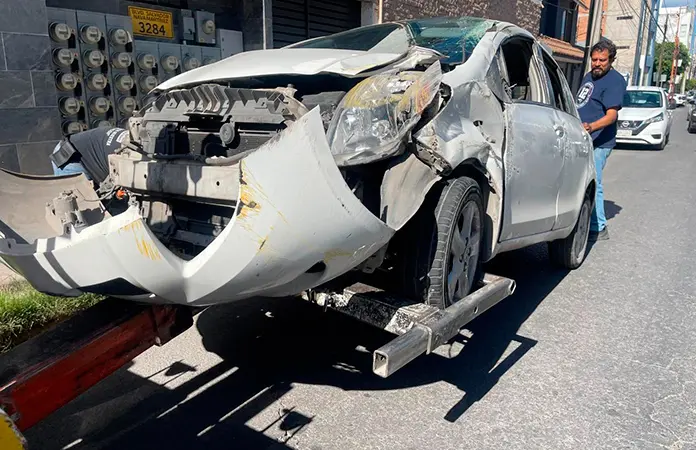 Choque en la lateral de la Salvador Nava deja sólo daños