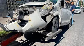 Choque en la lateral de la Salvador Nava deja sólo daños
