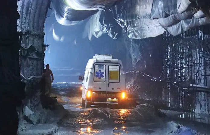 Frena gas tóxico rescate en túnel de India