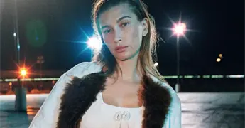 Hailey Bieber impulsa regreso de diadema zigzag en campa&ntilde;a Miu Miu 2026