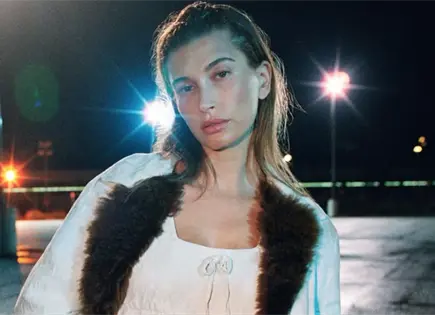 Hailey Bieber impulsa regreso de diadema zigzag en campa&ntilde;a Miu Miu 2026