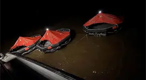 Suman 100 muertos por hundimiento de ferry