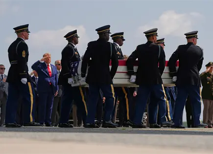 Trump rinde homenaje a militares muertos en Base A&eacute;rea Dover