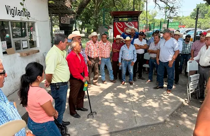 Abonan a cañeros y levantan bloqueo