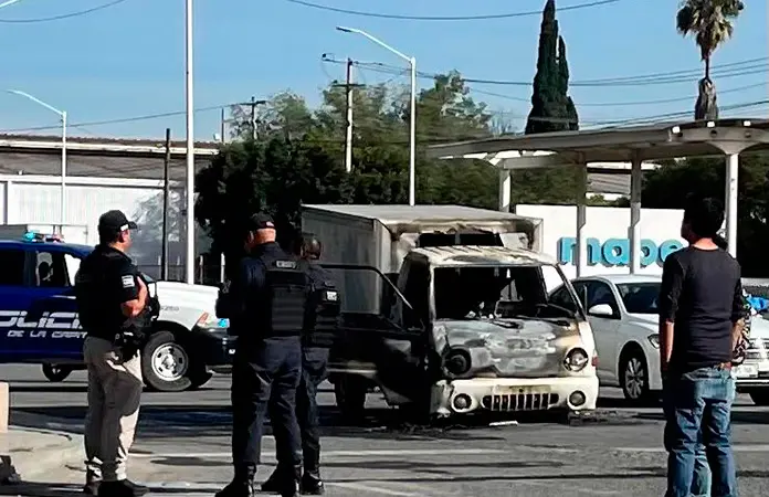 Arde camioneta en Industrias por falla eléctrica