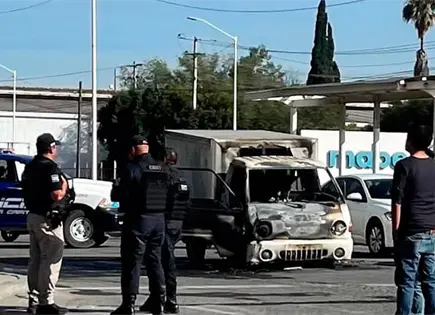 Arde camioneta en Industrias por falla el&eacute;ctrica