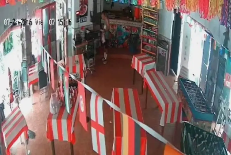 Video | Captan a elemento de la GCE en robo a negocio; fue detenido