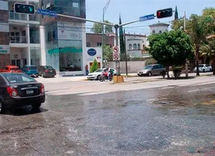 Desatienden fuga de agua negra en Carranza Desatienden fuga de agua negra en Carranza
