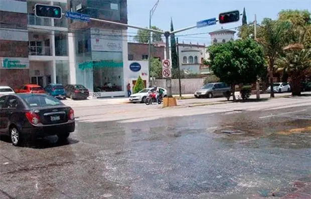 Desatienden fuga de agua negra en Carranza Desatienden fuga de agua negra en Carranza