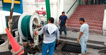 Locatarios provocan el taponamiento de red de drenaje