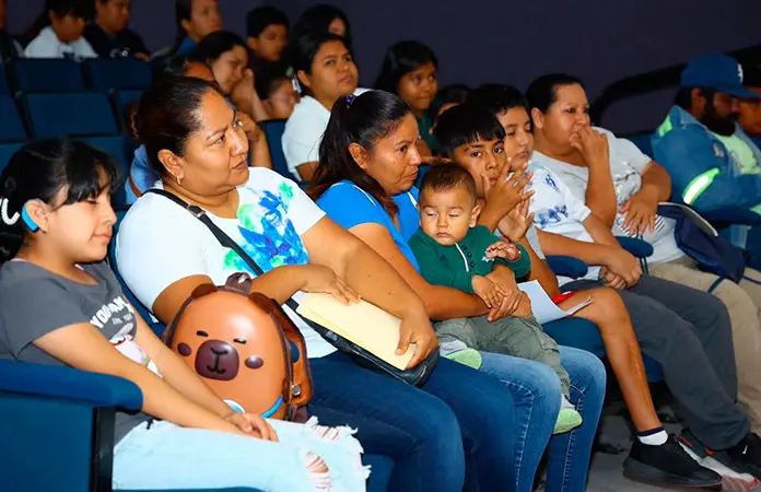Otorgan becas a los hijos de burócratas municipales