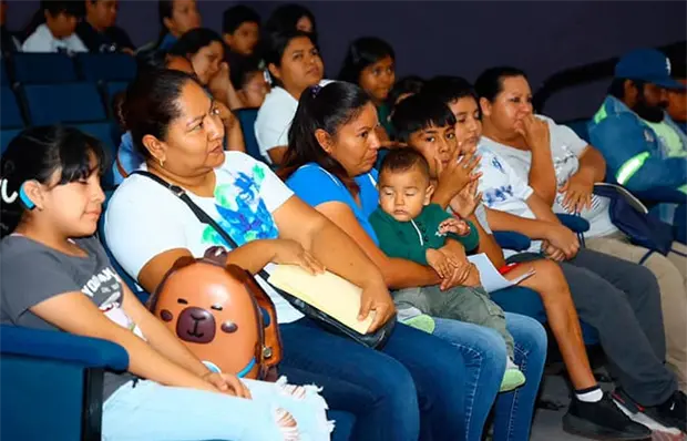 Otorgan becas a los hijos de bur&oacute;cratas municipales