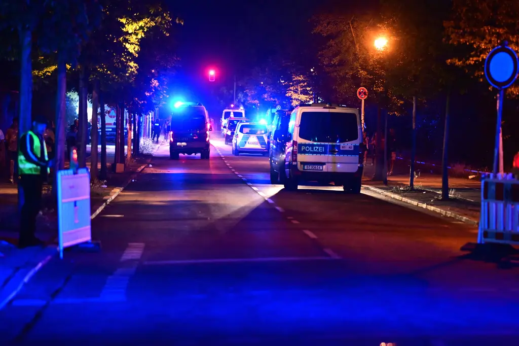 Camioneta embiste a multitud en evento LGBTQ+ de Berlín