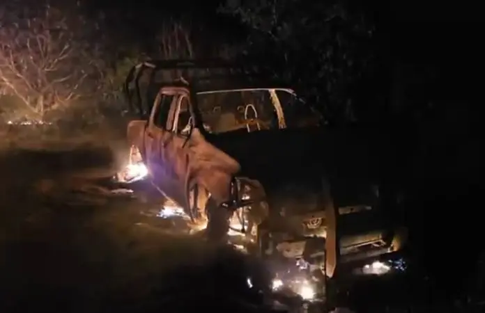 Enardecidos pobladores queman tres patrullas