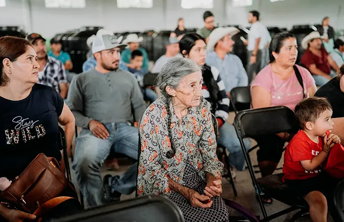 Entregan pensión a los adultos mayores